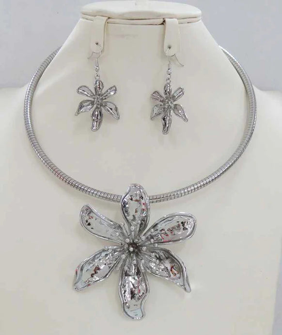 Flower Pendant Choker - Silver