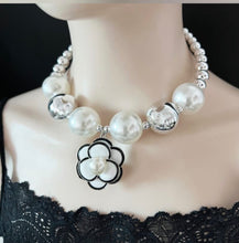 Load image into Gallery viewer, Chunky Pearl Accent Flower Pendant Necklace