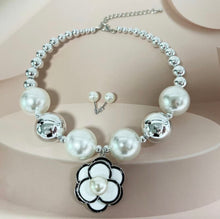 Load image into Gallery viewer, Chunky Pearl Accent Flower Pendant Necklace