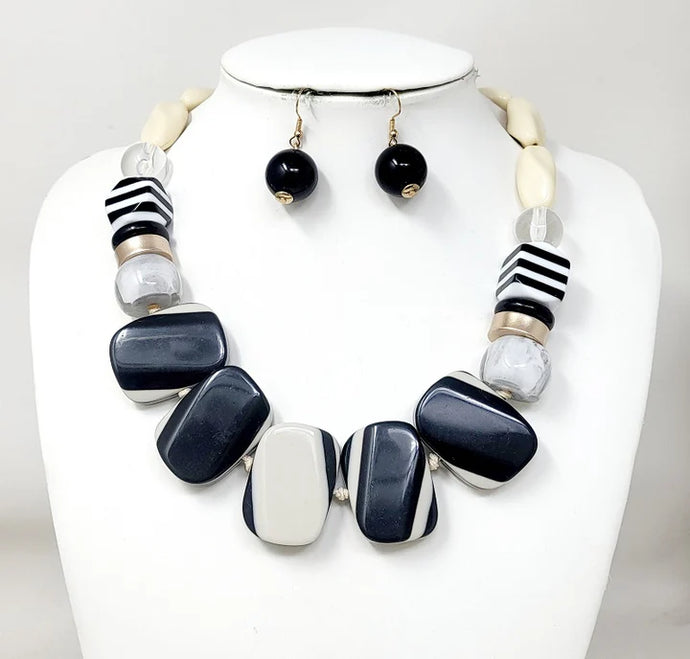Black and White Chunky Necklace Set